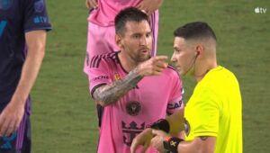Messi is furious. He allowed himself to directly insult the referee, but did not receive a red card