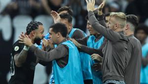 (VIDEO) Memphis Depay scored his first goal for Corinthians. And he did it very beautifully