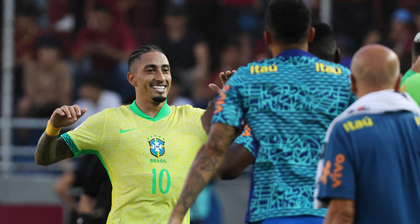 For the first time in 19 years: Raphinha scores a rare free-kick goal ...