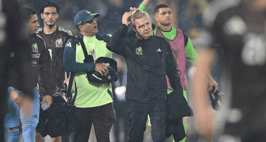 Video. Mexico’s coach finishes the match covered in blood after attack ...