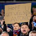 Les fans de West Ham rendent hommage à Michail Antonio avec une minute d’applaudissements