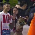 Touchant. Le défenseur de Barbastro a fait sa demande en mariage à sa petite amie après le match contre Barcelone