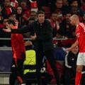 L'entraîneur de Benfica Bruno Lage sermonne ses joueurs sur le terrain après le match