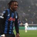 La star de l’Atalanta, Ademola Lookman, blessé au genou, manquera le match contre Barcelone