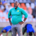 Steve Komphela conseille aux entraîneurs de profiter du Soweto Derby, partage les progrès des Sundowns sous Cardoso
