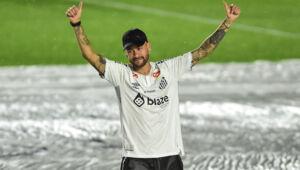 He's back! Neymar plays first match for Santos