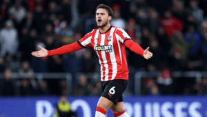 West Ham apunta al fichaje del exdefensor del Manchester City, Harwood-Bellis