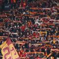 Inconciliables. Les fans de Fenerbahçe ont bombardé la tribune de Galatasaray avec des fumigènes