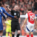 Un ancien arbitre de la FIFA critique le travail des arbitres lors du match Arsenal – Chelsea et estime que Fofana aurait dû être expulsé