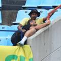 Le chaos éclate lors du match Sundowns contre Espérance - Un fan sauvé d'une chute quasi mortelle