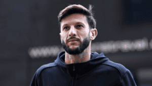 La Premier League a accueilli son sixième entraîneur-joueur du 21e siècle. Qui est-ce ?