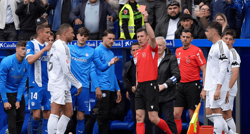 VIDÉO. Kylian Mbappé reçoit son premier carton rouge avec le Real Madrid. Il risque une suspension