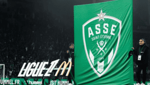 La police a arrêté un fan qui a lancé un objet sur le juge de touche lors du match Saint-Étienne – Lyon