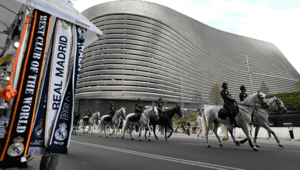 La police contrainte d'intervenir dans le secteur des supporters du Real Madrid lors du Clasico. La raison révélée