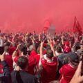 À un pas du titre ! Comment les fans de Liverpool accueillent-ils l'équipe à Anfield ?