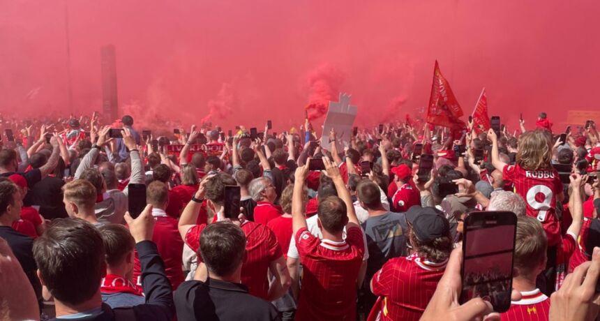 ¡A un paso del título! ¿Cómo reciben los fanáticos del Liverpool al equipo en Anfield?