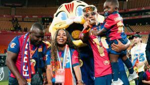 Un gars cool ! Lamin Yamal a partagé une photo personnelle de son petit frère lors de la célébration de la victoire en Coupe d'Espagne