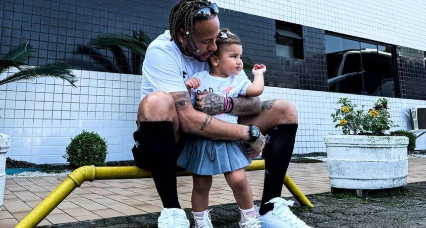 Ternura: Neymar juega con su hija en la base del Santos