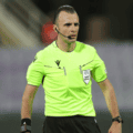 Suspendu six matchs en septembre, il arbitre maintenant la finale de la Ligue Europa Conférence