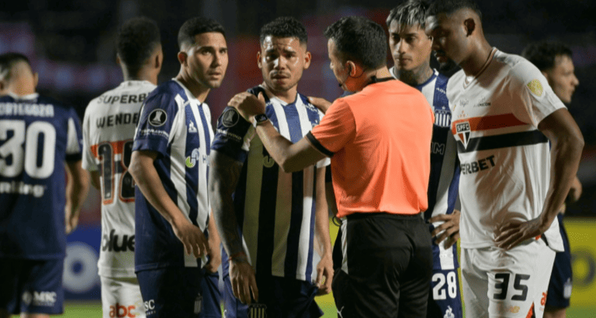 Outrage at Morumbi: Navarro Accuses Bobadilla of Xenophobic Abuse in Libertadores Clash