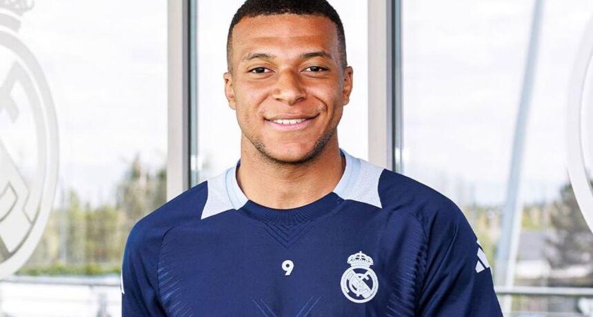 Kylian Mbappé shares photo with Real Madrid's player of the season award