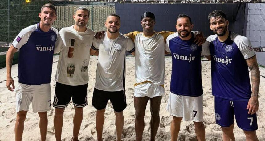 Vinicius Junior on vacation in Brazil: played beach soccer with friends