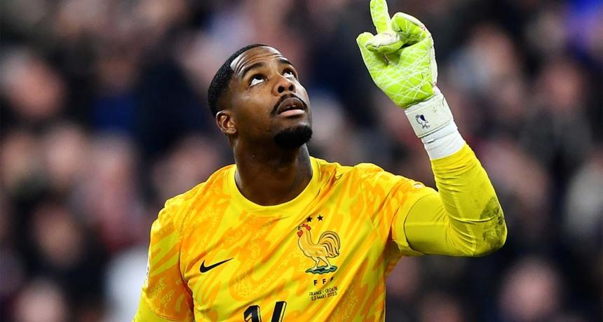Mike Maignan on Chelsea's radar