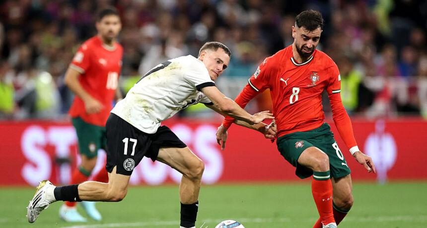 Pas de cartons distribués. Florian Wirtz marche sur le pied de Bruno Fernandes