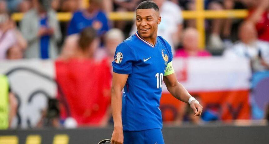 Kylian Mbappé shares photo after joining the French national team
