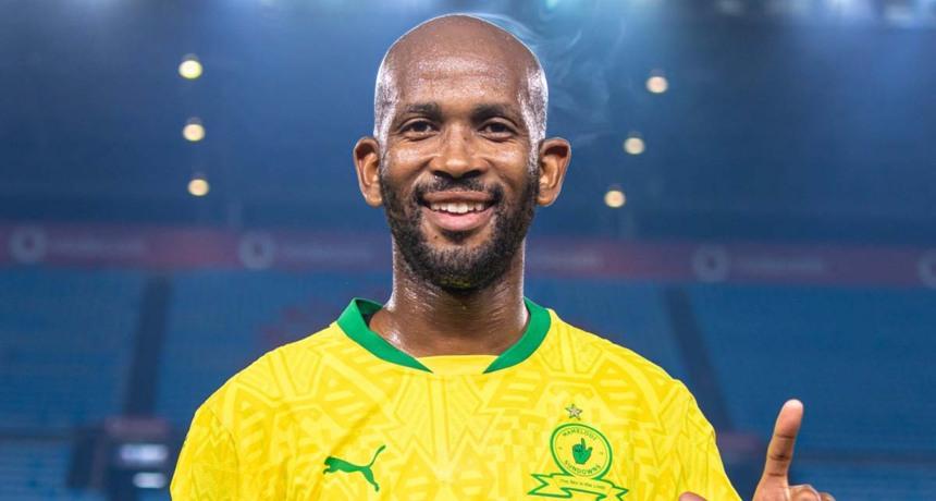 Mosa Lebusa stays at Mamelodi Sundowns for another season