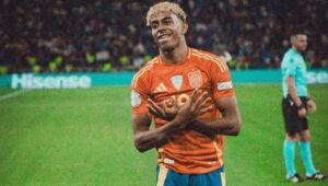 Lamine Yamal partage une adorable photo personnelle avec sa mère après la victoire en Ligue des Nations contre la France