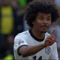 Il n'a pas convaincu l'arbitre. Adeyemi écope d'un carton jaune pour simulation lors du match Allemagne-France