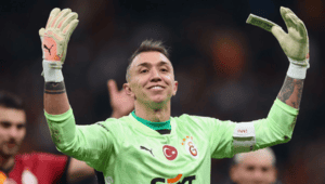 Estudiantes challenge Peñarol for Muslera as transfer decision looms