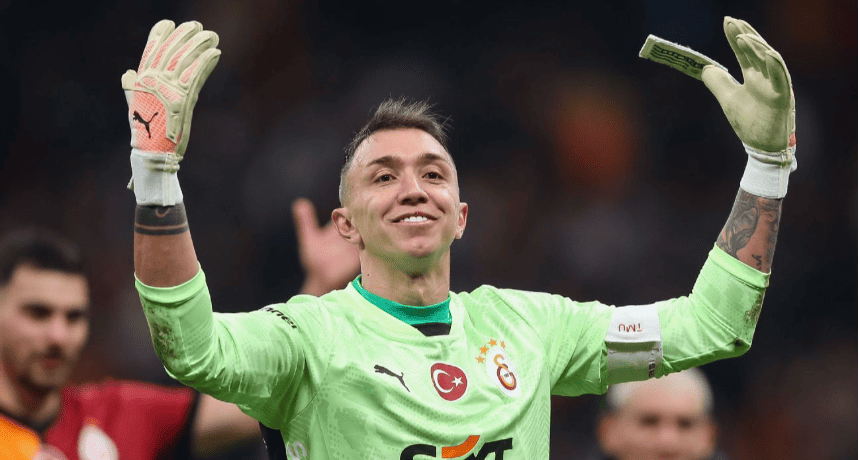 Estudiantes challenge Peñarol for Muslera as transfer decision looms