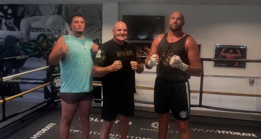 Los entrenamientos continúan: Tyson Fury muestra su trabajo en el gimnasio