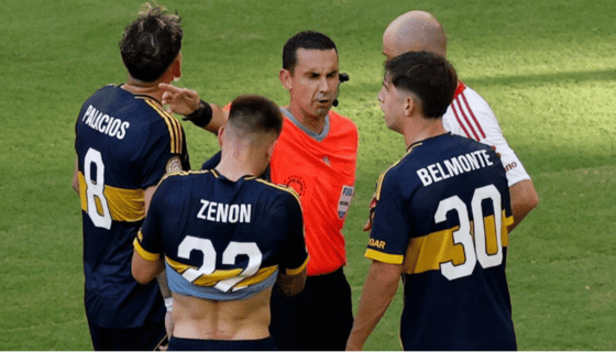 Cười ra nước mắt: Trọng tài giơ nhầm vật lạ khi rút thẻ đỏ ở Club World Cup 1 César Arturo Ramos Sparks Controversy After Showing Religious Image During  Club World Cup Red Card | Dailysports