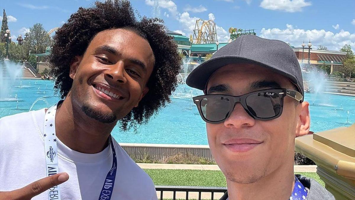 Joshua Zirkzee se reunió con su excompañero del Bayern Jamal Musiala en Orlando, EE. UU.