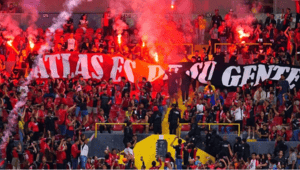 Les supporters d’Atlas protestent contre le départ de Nervo en déposant une tête de cochon devant les bureaux du club