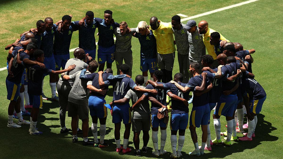 Wonderful atmosphere. Mamelodi Sundowns players danced and sang before the match against Fluminense