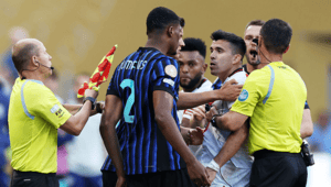 Los compañeros tuvieron que intervenir. El partido entre Inter y River Plate terminó en una pelea épica