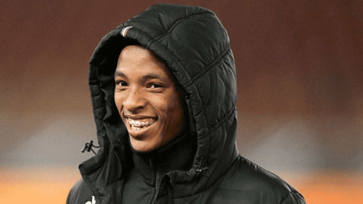 The agent advises Mofokeng to move to Europe now and compares him to Yamal