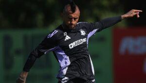 Сходил на футбол: Видаль поделился фото с друзьями с трибун футбольного стадиона