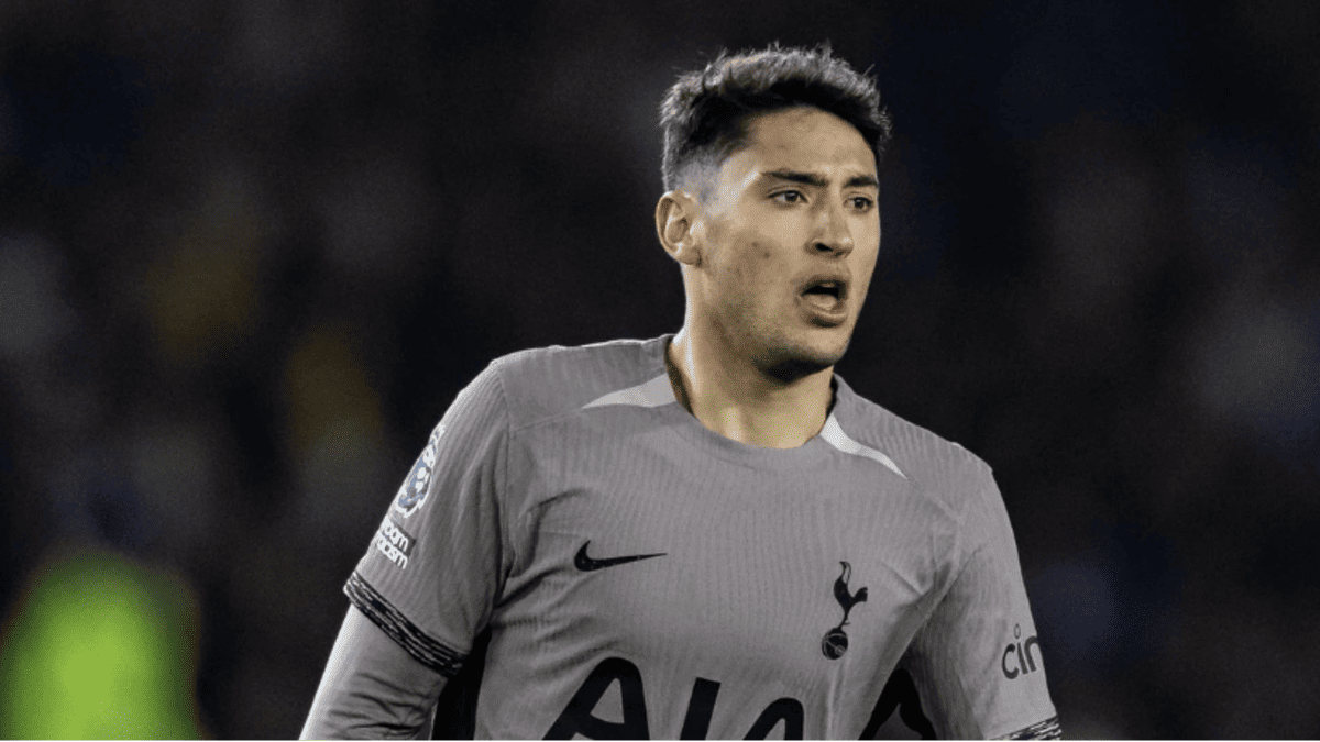 Racing Leads the Race for Véliz as Boca Struggles With Price Tag