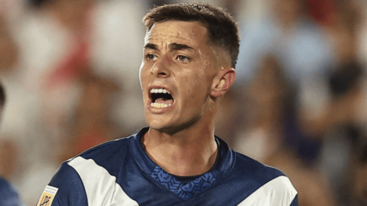 Valentín Gómez Remains at Vélez as Transfer Uncertainty Lingers
