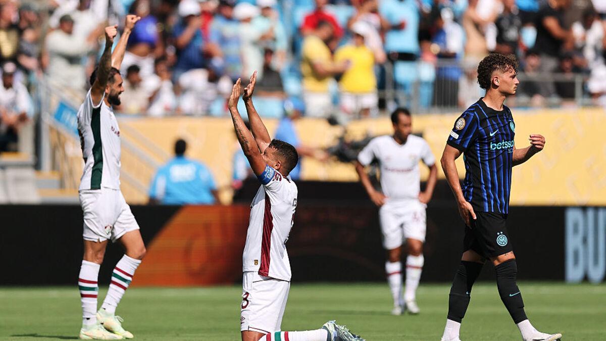 Leader. During the cooling break, Thiago Silva advised the coach to change the tactical formation