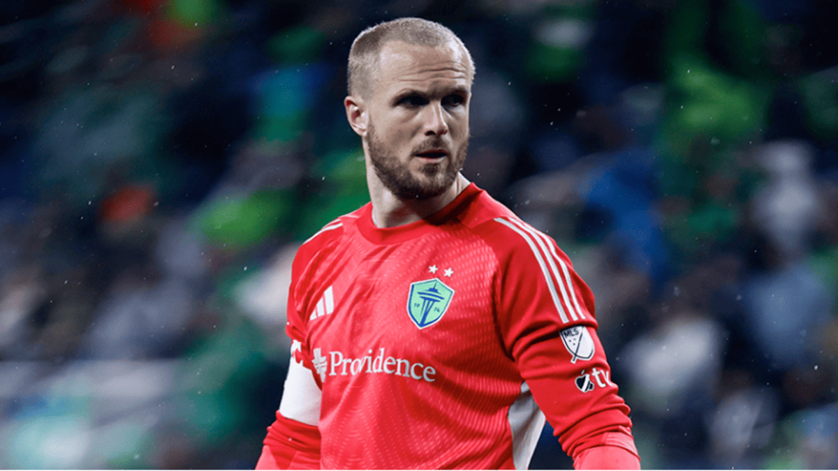Stefan Frei des Seattle Sounders évacué en ambulance après une effrayante collision à la tête
