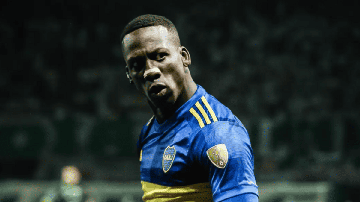 Advíncula Linked to São Paulo After Russo Puts Him on Transfer List