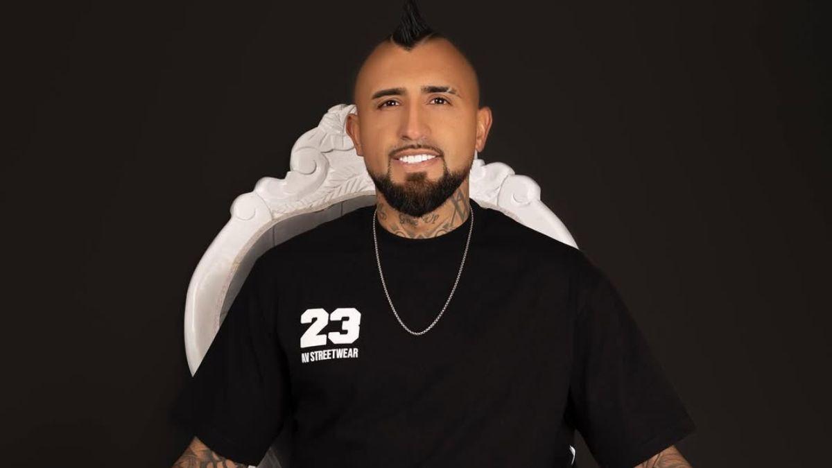 Arturo Vidal partage une photo vêtu des vêtements de sa marque AV Streetwear