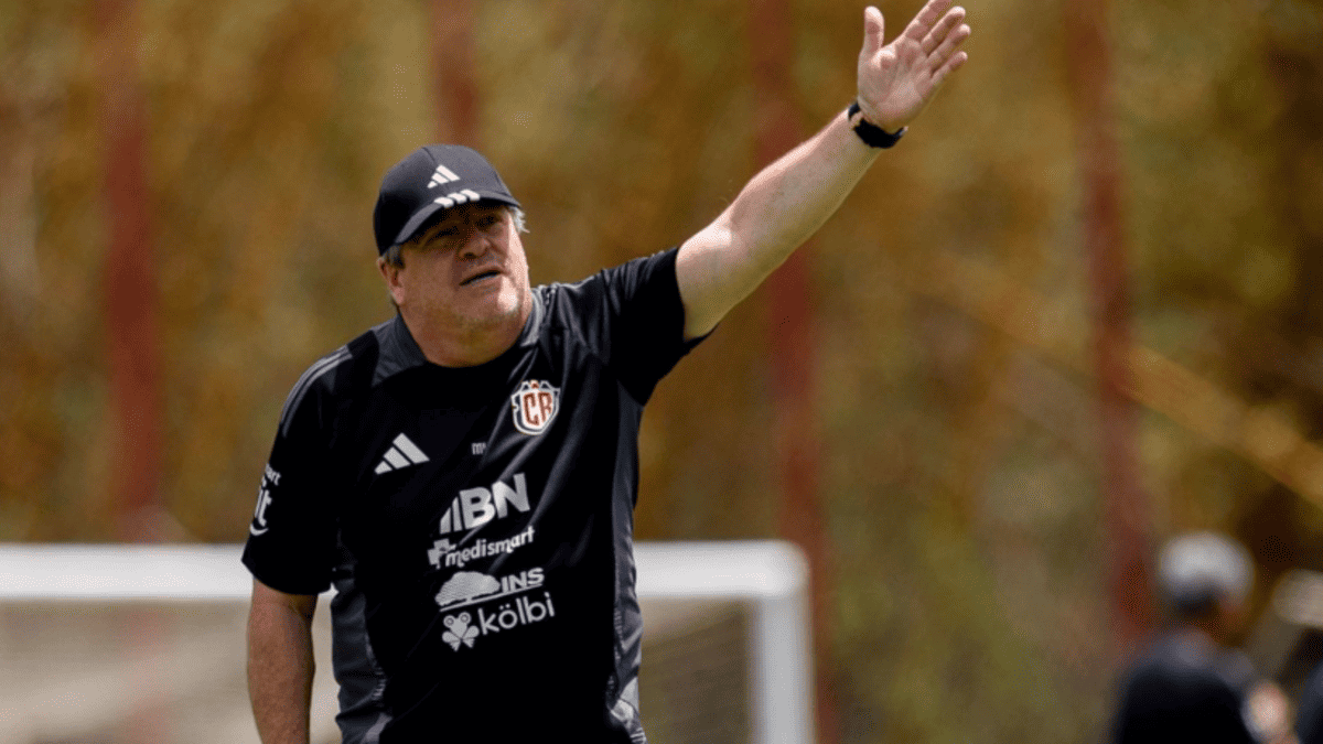 Costa Rica stands by Miguel Herrera amid transfer buzz and Cocca speculation