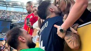Moment amusant : Donnarumma soulève un coéquipier pour qu'il embrasse sa fiancée